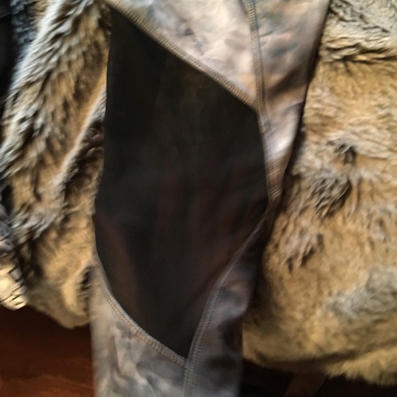 ABS 3/4 length Leggings - Picture 3 of 4